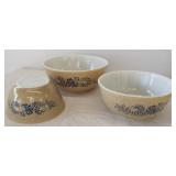 Set of (3) Vintage Pyrex graduating bowls.