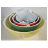 Vintage set of (4) Pyrex graduating bowls in