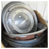 Set of (4) 14" Chevrolet wheel covers and (4)