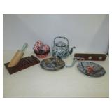 Enamel items including red salt & pepper (4) Red