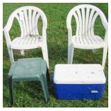 (2) Rubbermaid plastic chairs, plastic end table