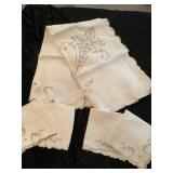 Linen Table Cloth & 4 Napkins