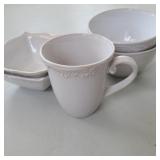(4) Bowls & a Mug (4) Bowls & a Mug