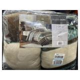 7 Piece Comforter Set ( Queen)