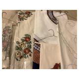5 Decorative Table Cloths and Runners