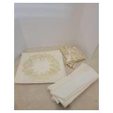 (4) Cream&Gold Placemats and Napkins