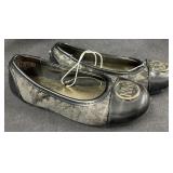 (1) Pair of Children Michael Kors Size 11