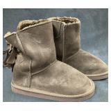 (1) Pair of SOS Winter Boots Size 6