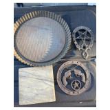 Kaiser 12in Aluminum Pie Plate + (3) Trivets