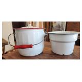 (2) Chamber Pots/1Lid