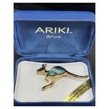 Ariki Paua Shell Kangaroo Pin 22 Carat Gold Plate