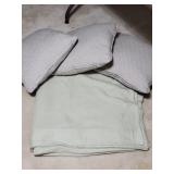 Queen threadmill bedspread & 3 Pillows