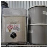 Icecream maker w 2 freezer bowls