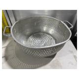 Aluminum 17 QT  Colander With Handle