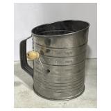 VTG 5 Cup Measuring Flour Sifter Brown Handle