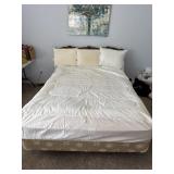 Queen (4) Pc Bedding Pad W/3 Pillows