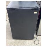 20"x 21"x 32" Awanti Mini Fridge