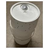(1) White Plastic 5 Gallon Bucket and 7 Lids