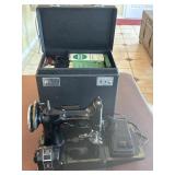 VTG Singer Featherweight sewing machine W/Case