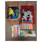 Pens sharpies & post its