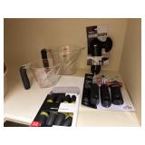 (2) Oxo Measuring Cups & More (2) Oxo Measuring Cups & More