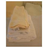 (2) Bath Towels. Hand Towel & (4) Wash Cloths (2) Bath Towels. Hand Towel & (4) Wash Cloths
