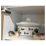 2.5 Qt Round Covered Casserole & little Duck 2.5 Qt Round Covered Casserole & little Duck