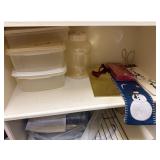 (4) Plastic Containers & (2) Christmas Gift Bags (4) Plastic Containers & (2) Christmas Gift Bags