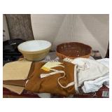 2 Bowls, Aprons & more 2 Bowls, Aprons & more