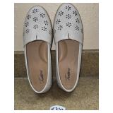 Like New Trotters Taupe Flats Sz 9