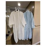 (2) Robes
