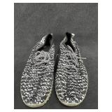 Sz: 8, Black & White Sneakers