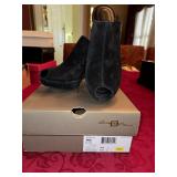 Sz 8 Born Crown Black Felt Peep Toe Wedges