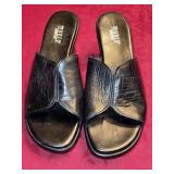 8N Munro Black Leather Walking Wedges