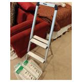 Lightweight step ladder, plastic bin