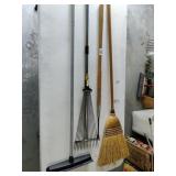Broom, Metal Extendable Rake, Carpet Rake, Garden