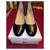 Sz 8M Anne Klein Black Leather Pumps