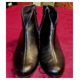 Munro 8N Black Leather Ankle Boots