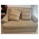 Loveseat Sleeper w/Pillows 53'x40'x32'