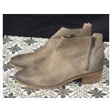 Sz 8 Hinge Villa Perforated Leather Bootie