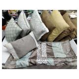 Throw Pillows & Pillow Shams Set