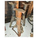 (3) Jack stands