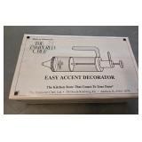 NIB Pampered Chef Easy Accent Decorator