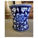 8"ï¿½ 7.5" Ceramic Blue and White Floral Porcelain
