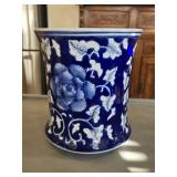 8"ï¿½ 7.5" Ceramic Blue and White Floral Porcelain