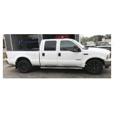 2004 Ford F250 XLT Super Duty white 4-door crew