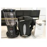 Sunbeam blender, Aroma kettle, Black & Decker can