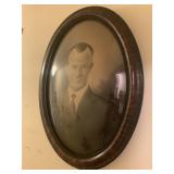 Oval frame with bubble glass