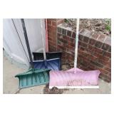 4 Snow Shovels(worn condition) 4 Snow Shovels(worn condition)