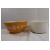 2 Vintage Bowls(1-Pyrex 8 1/2"dia, Bowl-6 1/2")